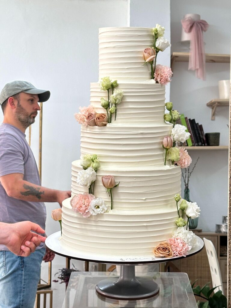 Variedad de tartas individuales con cobertura