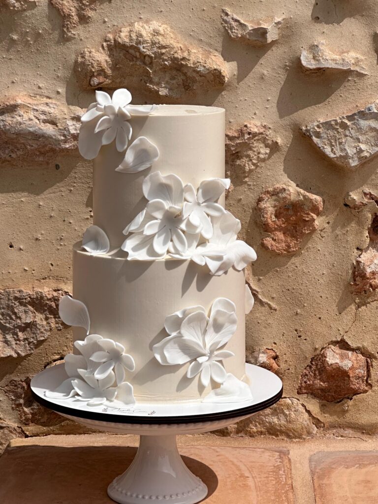 Pastel de boda de varios pisos con detalles florales